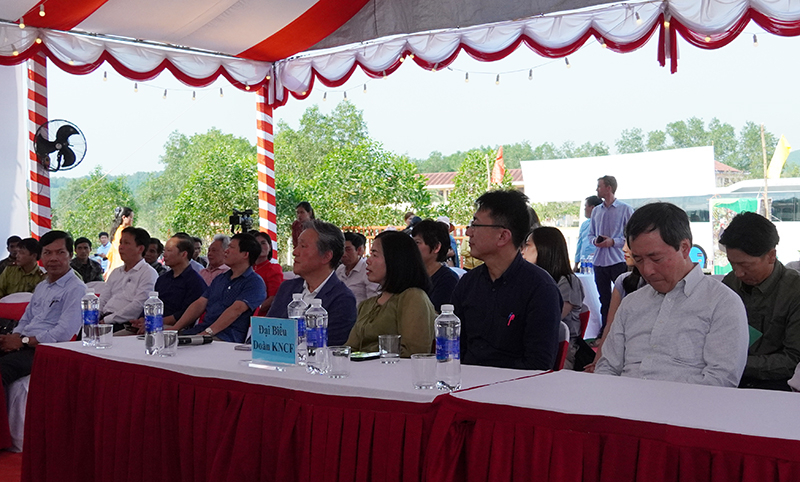 Các đại biểu tham dự buổi lễ.