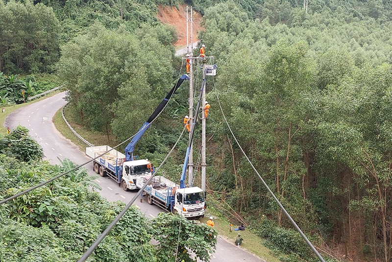 Điện lực Đồng Hới đang thi công dự án sử nguồn vốn đầu tư xây dựng chống quá tải, hoàn thiện lưới điện trung hạ áp khu vực Tây Đồng Hới năm 2023.