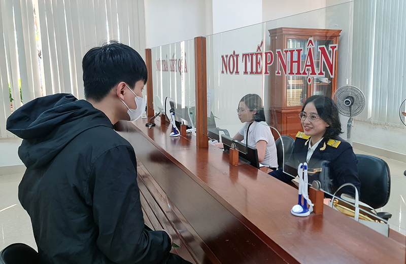 Cán bộ, công chức Cục Thuế tỉnh hỗ trợ người nộp thuế làm thủ tục kê khai thuế.