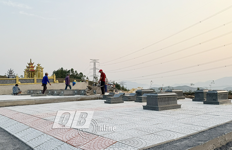 Người dân tiến hành xây dựng và di dời mộ ở khu nghĩa trang mới.