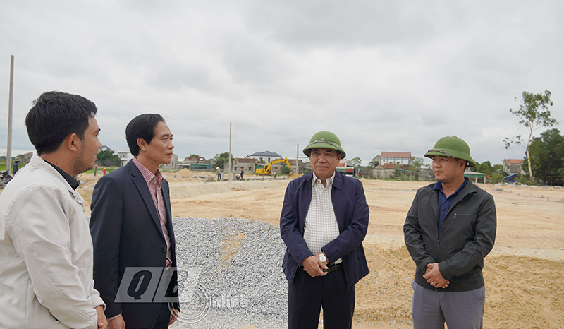 Đồng chí Phó Chủ tịch Thường trực UBND tỉnh Đoàn Ngọc Lâm kiểm tra tại Khu tái định cư xã Quảng Thanh, huyện Quảng Trạch.