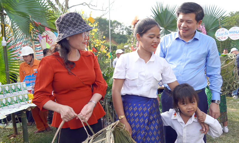  Các đồng chí lãnh đạo tỉnh thăm hỏi, nắm bắt tình hình đời sống đồng bào dân tộc thiểu số tại xã Lâm Hóa (Tuyên Hóa).