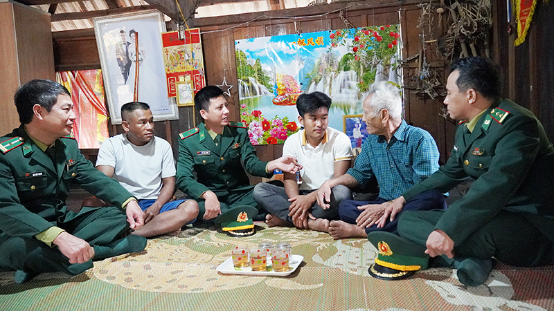 Lớp lớp các thế hệ người Bru-Vân Kiều trên dãy Trường Sơn đang nối tiếp nhau đồng hành cùng các lực lượng bộ đội đứng lên bảo vệ Tổ Quốc.