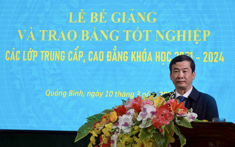 Đại diện lãnh đạo nhà trường phát biểu tại buổi lễ.