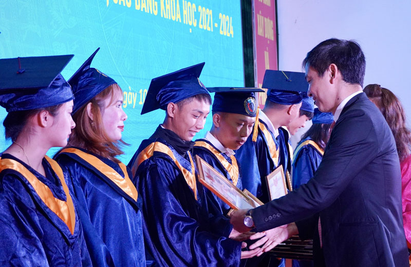 Trao thưởng cho các học sinh, sinh viên xuất sắc.