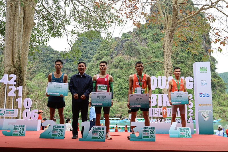 Các VĐV đạt giải ở cự ly 21 km nam.