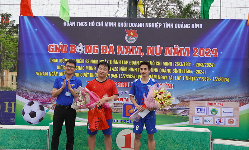 Ban Tổ chức trao giải cho các cầu thủ nam xuất sắc, vua phá lưới.
