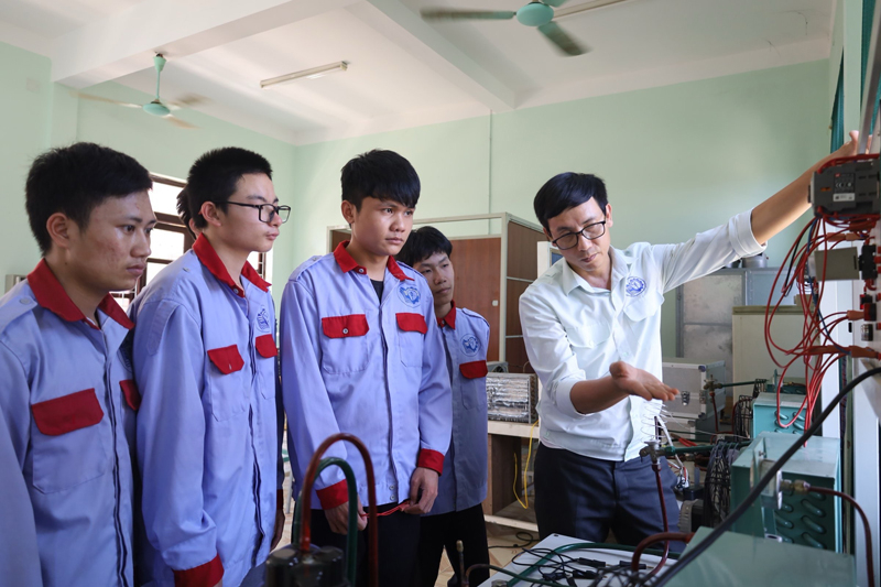 Năng lực, trình độ của đội ngũ nhà giáo, cán bộ quản lý góp phần quyết định chất lượng công tác giáo dục nghề nghiệp.