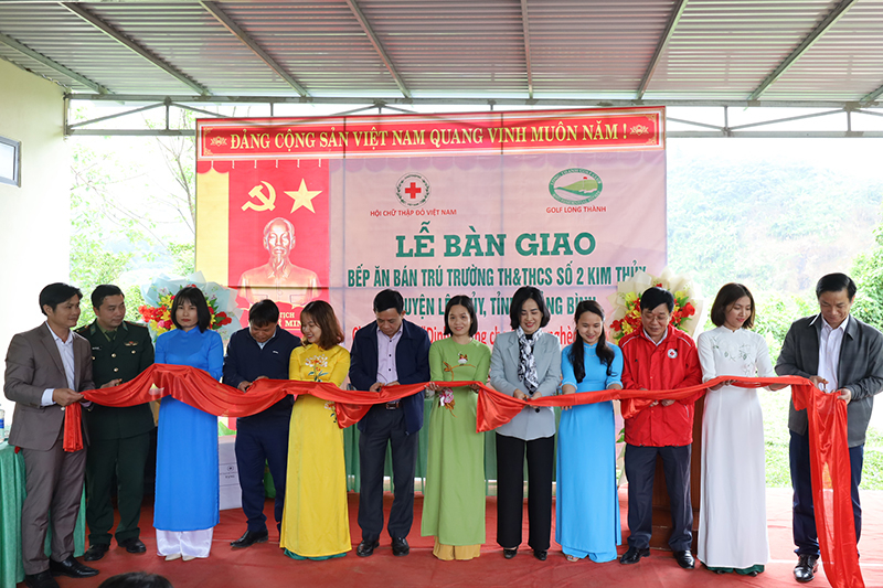 Cắt băng khánh thành bếp ăn bán trú Trường TH&THCS số 2 xã Kim Thủy. 