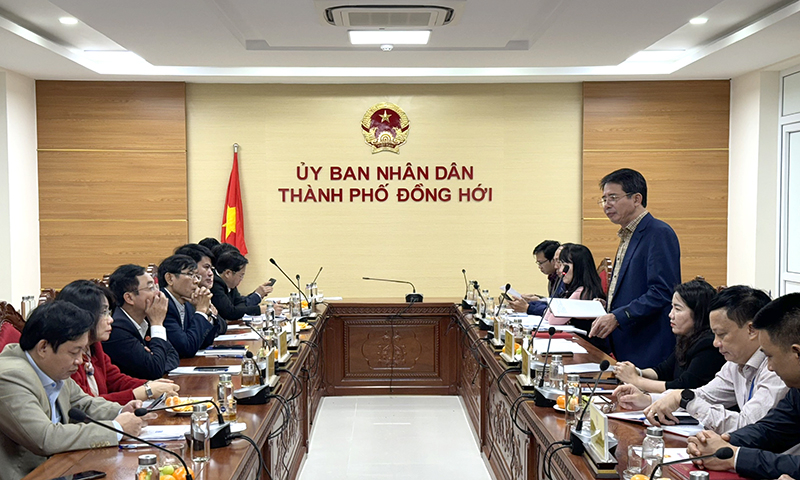 Đồng chí Hoàng Ngọc Đan, Chủ tịch UBND TP. Đồng Hới phát biểu tại buổi làm việc.