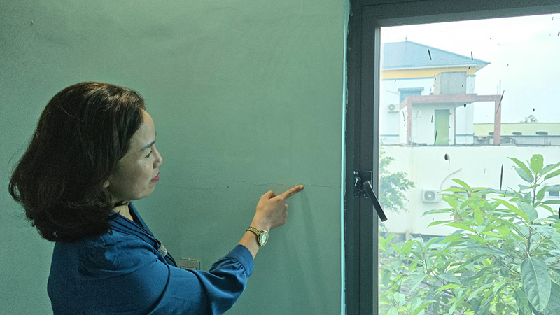 Người dân thôn Thanh Lương (xã Quảng Xuân) phản ánh nhà thầu thi công công trình đường tránh Quốc lộ 12A làm nứt nhà của họ.