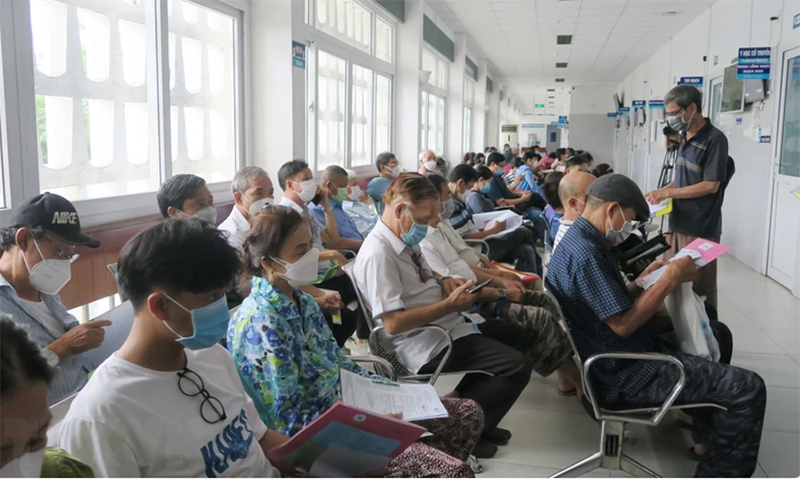 Người dân chờ khám chữa bệnh. (Ảnh: Đinh Hằng/TTXVN)