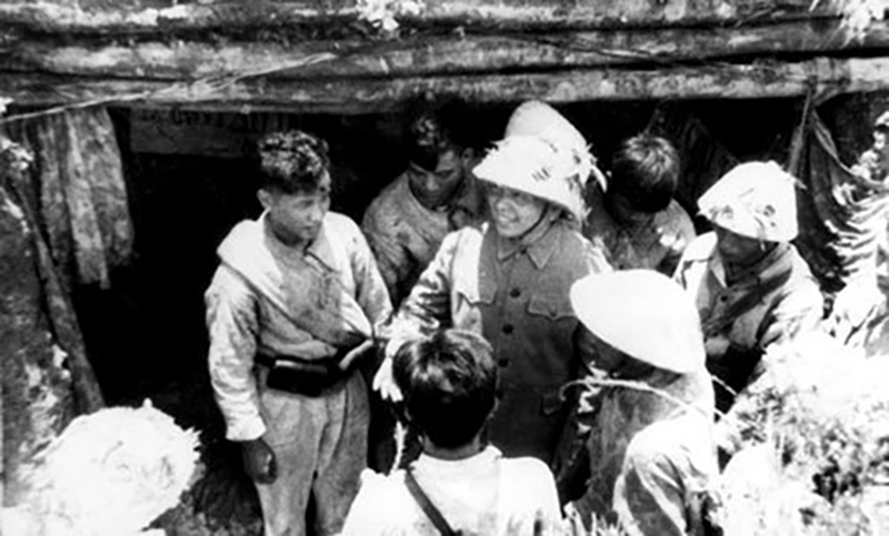Đại tướng, Tổng tư lệnh Võ Nguyên Giáp động viên các chiến sĩ trước trận đánh mở màn chiến dịch. Ảnh tư liệu 