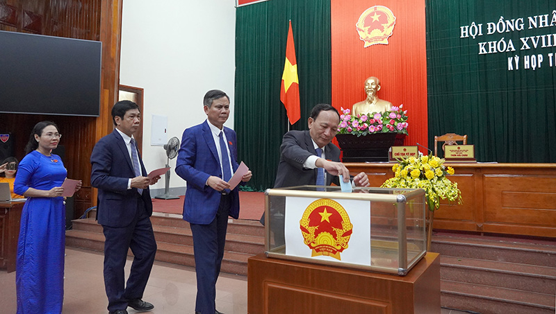 Các đại biểu bỏ phiếu bầu các chức danh