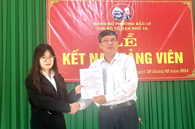 Trao quyết định kết nạp đảng viên tại Đảng bộ phường Bắc Lý.