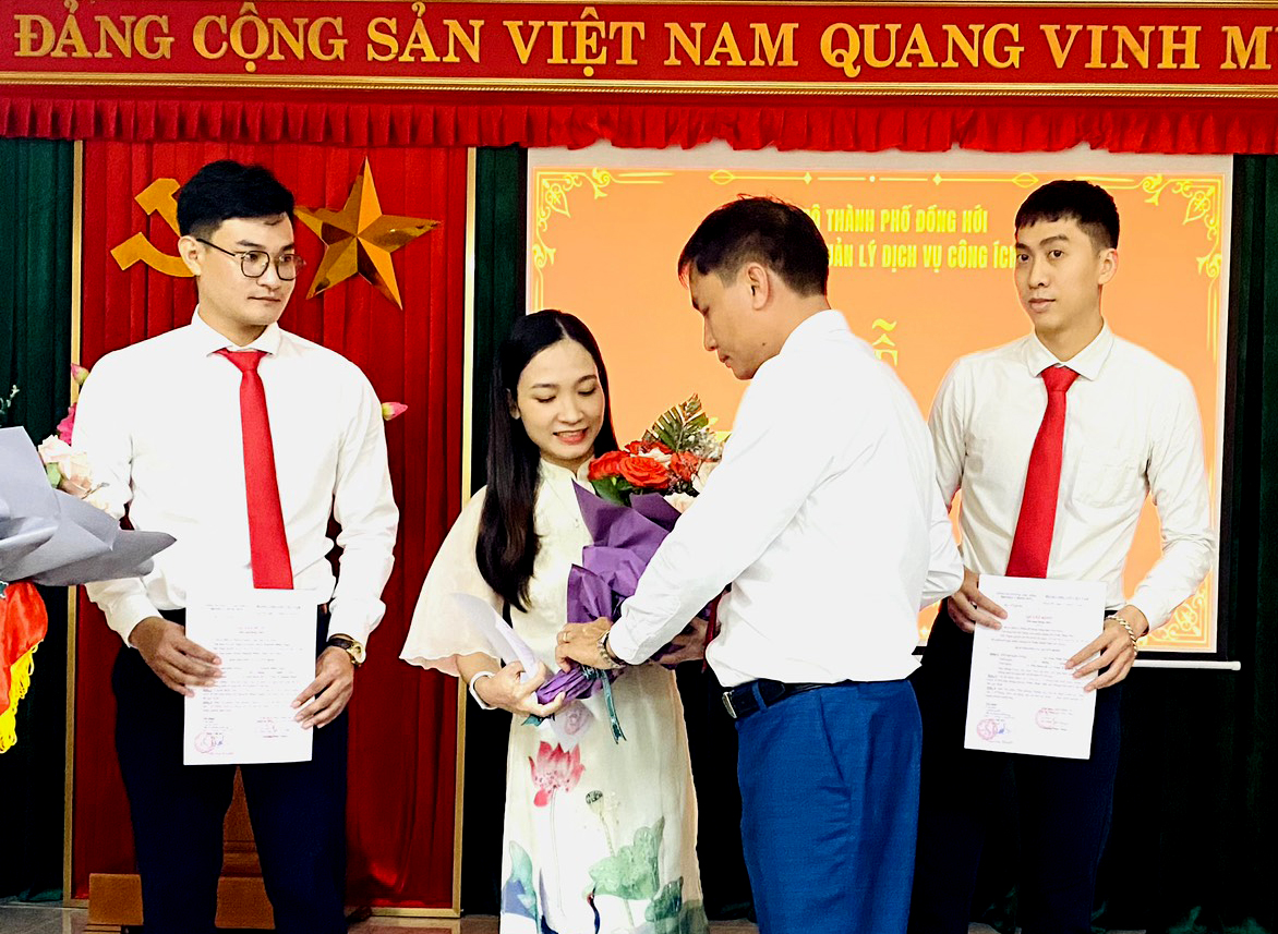 Trao quyết định kết nạp và tặng hoa chúc mừng các đảng viên tại Chi bộ Ban Quản lý Dịch vụ công ích TP. Đồng Hới. 