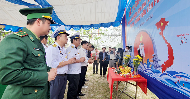 Thắp hương tri ân 64 AHLS Gạc Ma