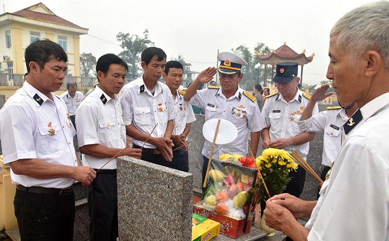 Bên phần mộ AHLS Trần Văn Phương.