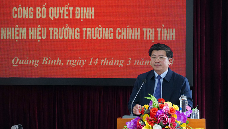 Đồng chí Trưởng ban Tổ chức Tỉnh ủy Trần Vũ Khiêm công bố quyết định điều động, bổ nhiệm đồng chí Lê Công Toán