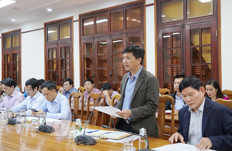 Đại diện Chủ đầu tư Dự án thành phần 1 - Đường ven biển báo cáo tiến độ thực hiện.