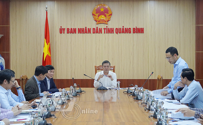 Đại diện chủ đầu tư Dự án thành phần 2 - Cầu nhật Lệ 3 và đường hai đầu cầu báo cáo tiến độ dự án.
