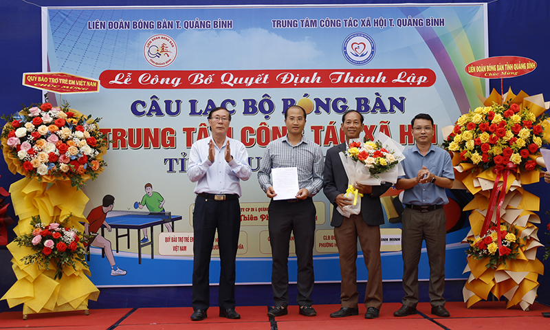 Đại diện Liên đoàn Bóng bàn tỉnh trao quyết định thành lập CLB Bóng bàn Trung tâm Công tác xã hội tỉnh.