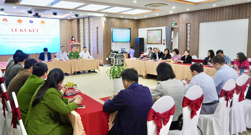 Quang cảnh buổi lễ ký kết.