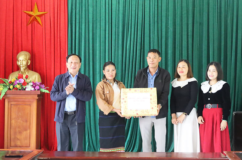 Đồng chí Phó Bí thư Thường trực Tỉnh ủy Trần Hải Châu tặng quà cho cán bộ, nhân dân bản Kè.
