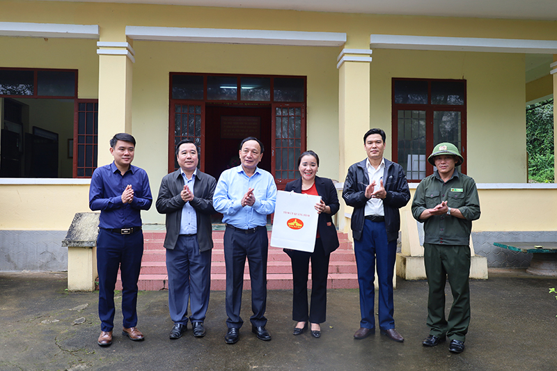 Đồng chí Phó Bí thư Thường trực Tỉnh ủy Trần Hải Châu tặng quà cho Ban quản lý di tích lịch sử Hang Lèn Hà.