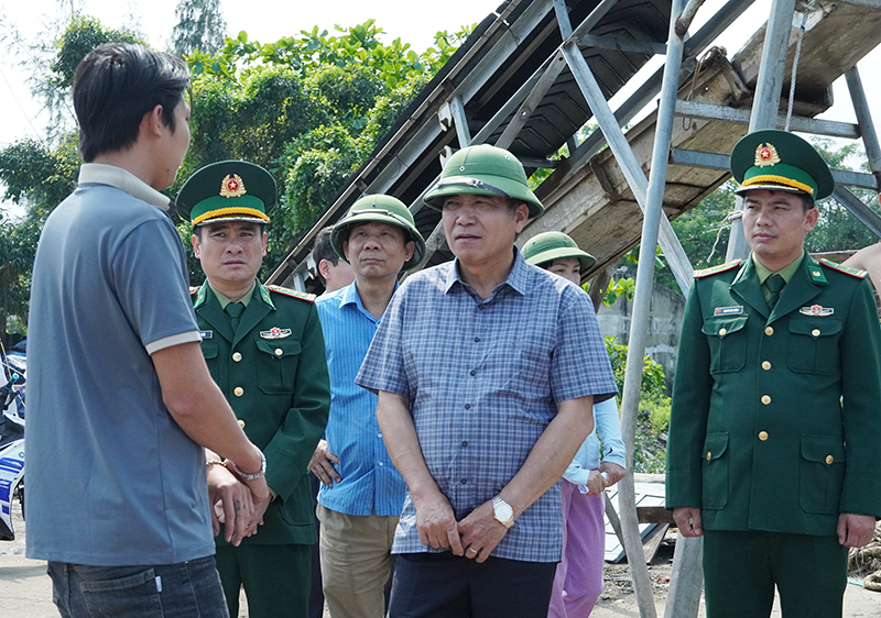 Phó Chủ tịch Thường trực UBND tỉnh Đoàn Ngọc Lâm kiểm tra việc thực hiện nhiệm vụ chống khai thác IUU tại Khu neo đậu tránh, trú bão cho tàu cá cửa Gianh (xã Bắc Trạch).