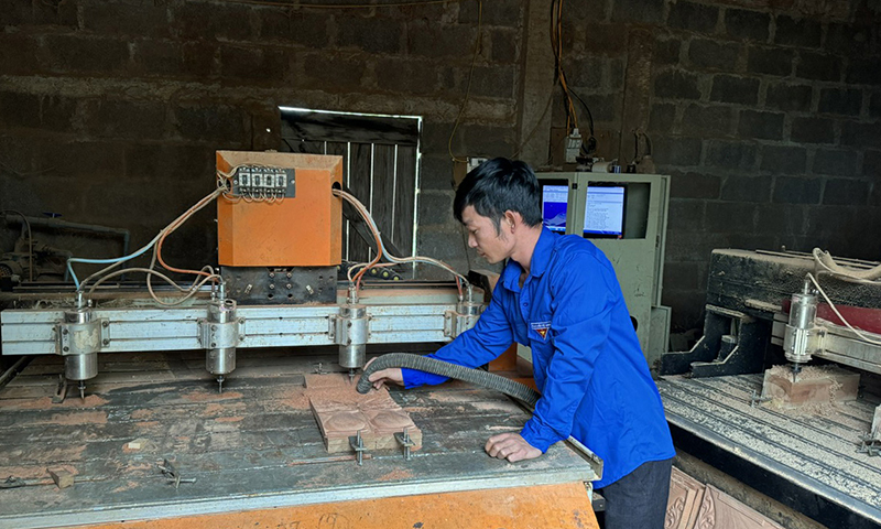 Cơ sở mộc của anh Lê Minh Lý được đầu tư máy móc hiện đại.