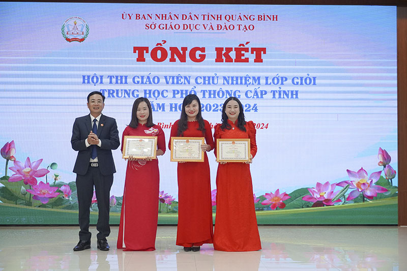Giám đốc Sở GD-ĐT Đặng Ngọc Tuấn trao giải nhất cho các GV