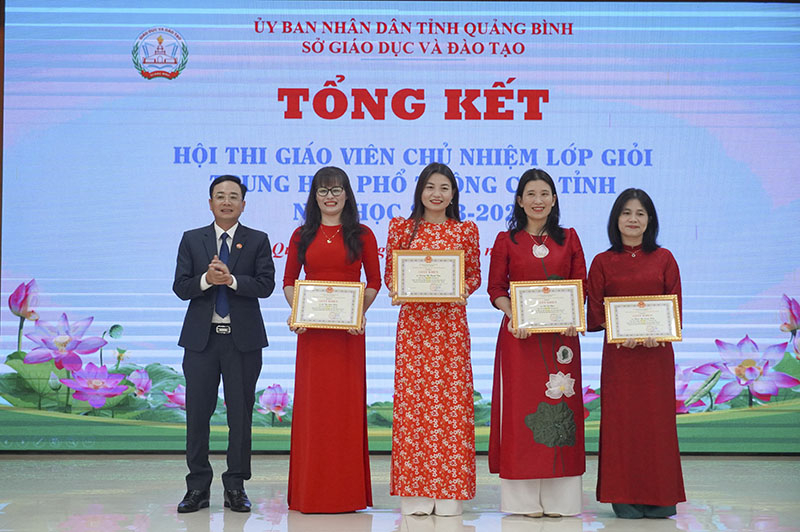 Ban tổ chức trao giải nhì cho các GV 