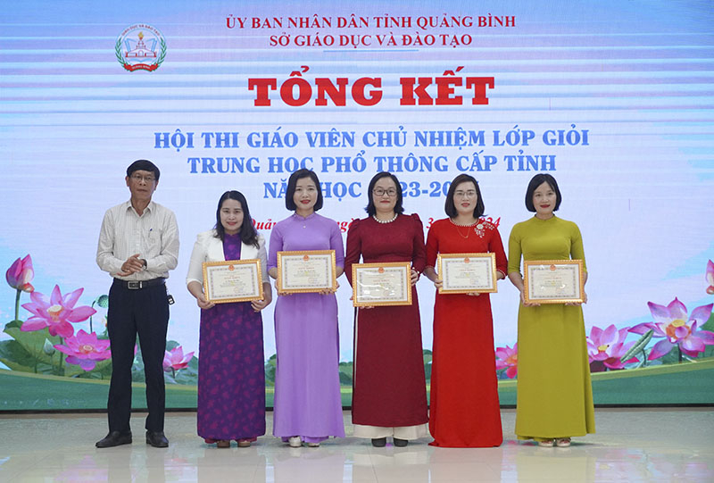 Ban tổ chức trao giải ba cho các GV 