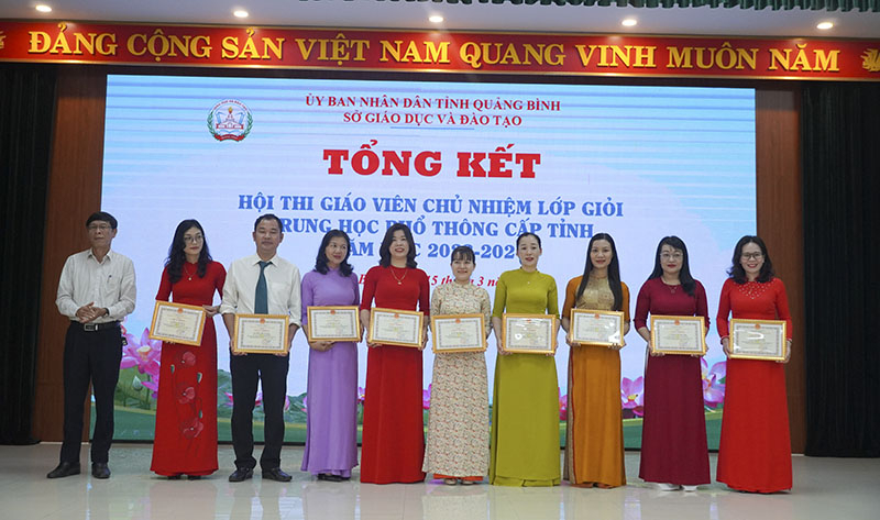 Ban tổ chức trao giải khuyến khích cho các GV 