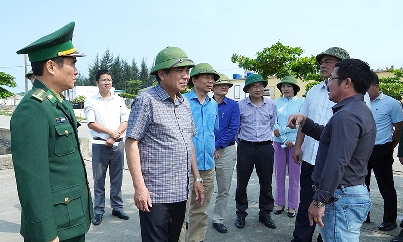 Đồng chí Phó Chủ tịch Thường trực UBND tỉnh Đoàn Ngọc Lâm kiểm tra công tác chống khai thác IUU tại Khu dịch vụ hậu cần Việt Trung (xã Thanh Trạch).