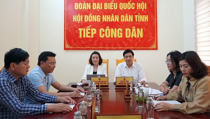Các đồng chí lãnh đạo Đoàn ĐBQH và HĐND tỉnh tiếp công dân