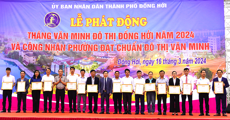 Đại diện lãnh đạo thành phố trao giấy công nhận và khen thưởng cho các phường đạt chuẩn đô thị văn minh năm 2024.