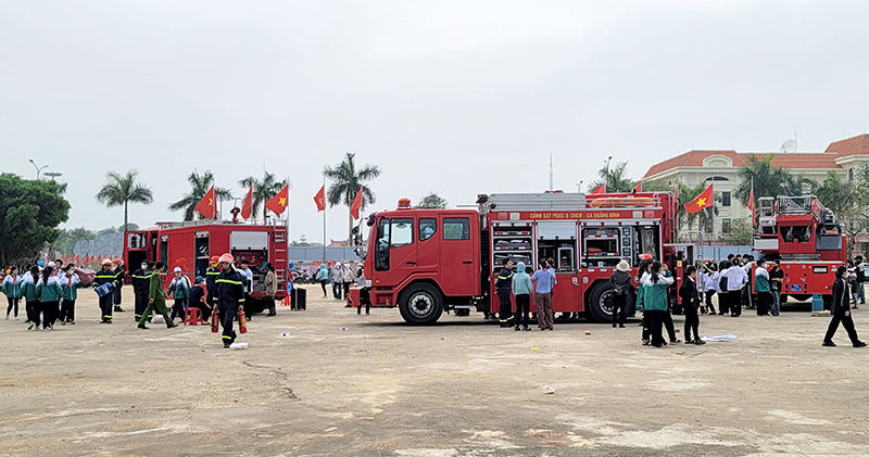 Tham quan, trải nghiệm các phương tiện chữa cháy chuyên dụng