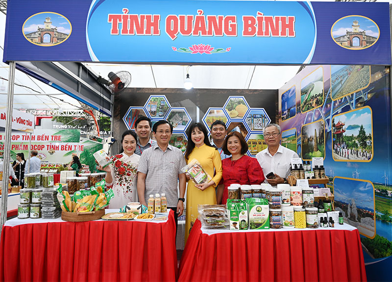 Gian hàng trưng bày các sản phẩm OCOP tỉnh Quảng bình tại hội báo toàn quốc 2024