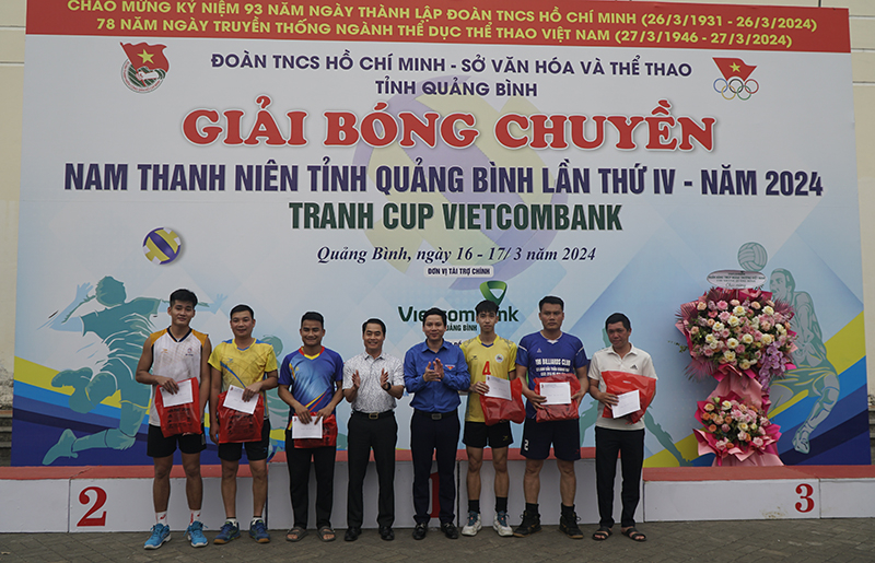 Ban Tổ chức đã trao giải cá nhân VĐV đạt thành tích cao trong các nội dung thi đấu.  