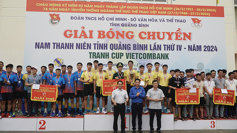  Ban tổ chức trao giải nhất, nhì, ba nội dung đội nam khối các tổ chức đoàn trực thuộc trên toàn tỉnh.