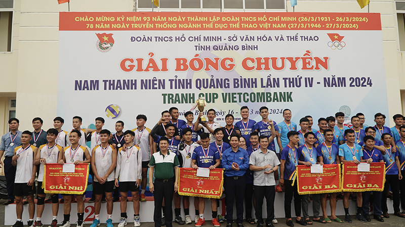 Ban Tổ chức trao giải nhất, nhì, ba nội dung đội nam khối các huyện, thị, thành đoàn.