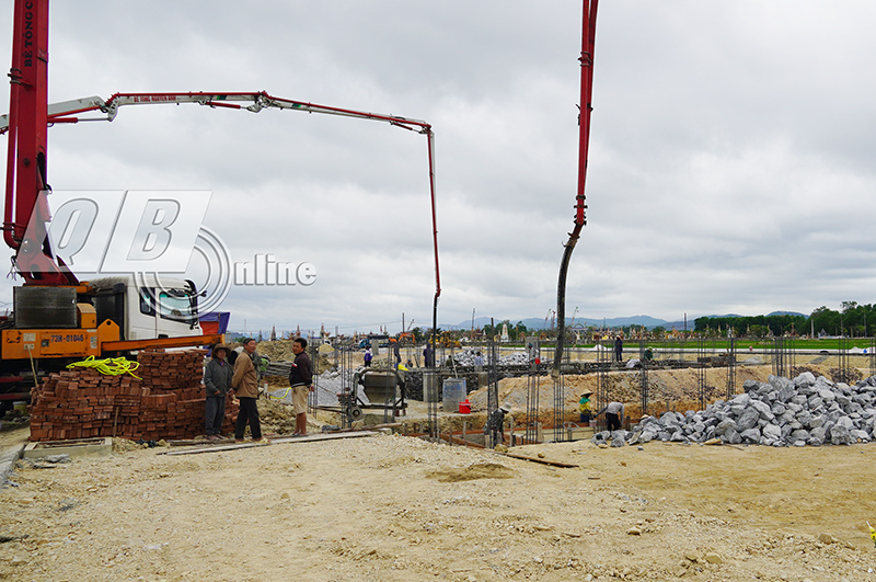 Người dân đến làm nhà ở tại khu tái định cư xã Quảng Lộc, TX. Ba Đồn.