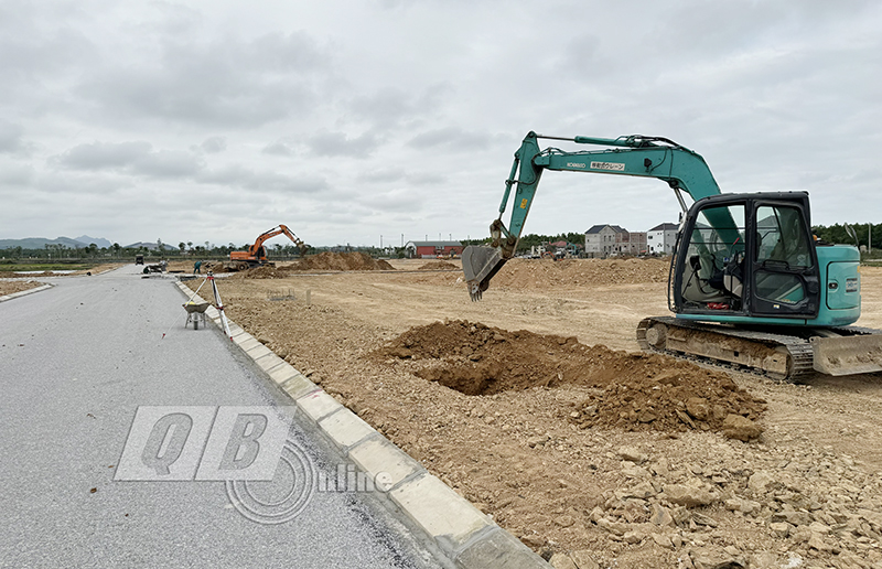 Nhà thầu Công ty TNHH Hoàng Hưng đang đẩy nhanh tiến độ thi công tại khu TĐC thị trấn Nông trường Lệ Ninh (huyện Lệ Thủy).