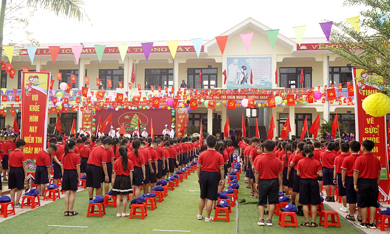 Ban Thường vụ Tỉnh Đoàn - Hội đồng Đội Tỉnh Quảng Bình trao quà cho 10 học sinh có hoàn cảnh khó khăn.