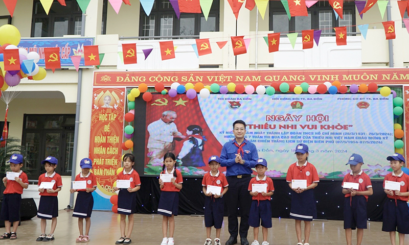Ban Thường vụ Tỉnh Đoàn - Hội đồng Đội Tỉnh Quảng Bình trao quà cho học sinh có hoàn cảnh khó khăn.