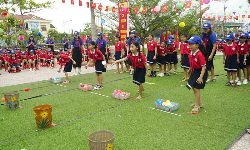Các em học sinh thi trò chơi nhân gian