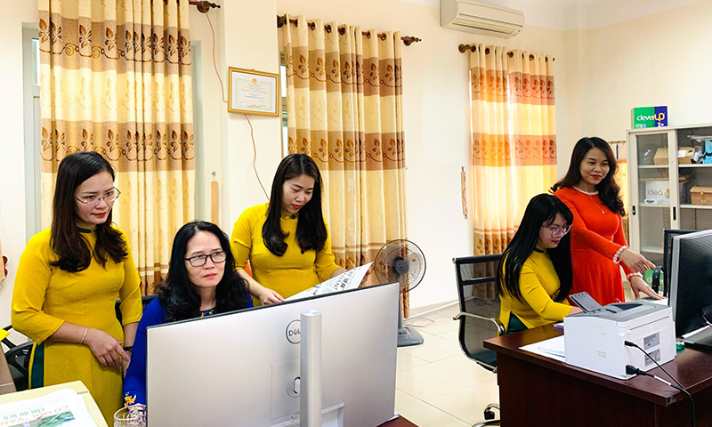 Nữ viên chức Báo Quảng Bình hưởng ứng “Tuần lễ áo dài” năm 2024.