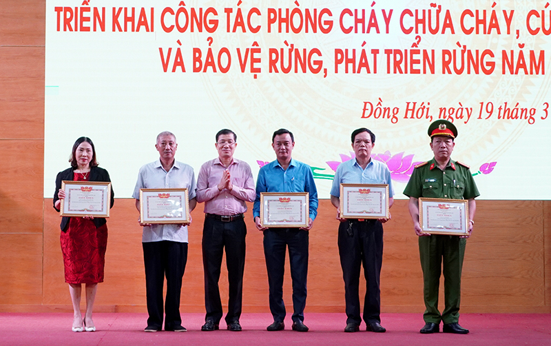 Đại diện lãnh đạo TP. Đồng Hới trao thưởng các tập thể có thành tích xuất sắc trong công tác PCCC và CNCH năm 2023.
